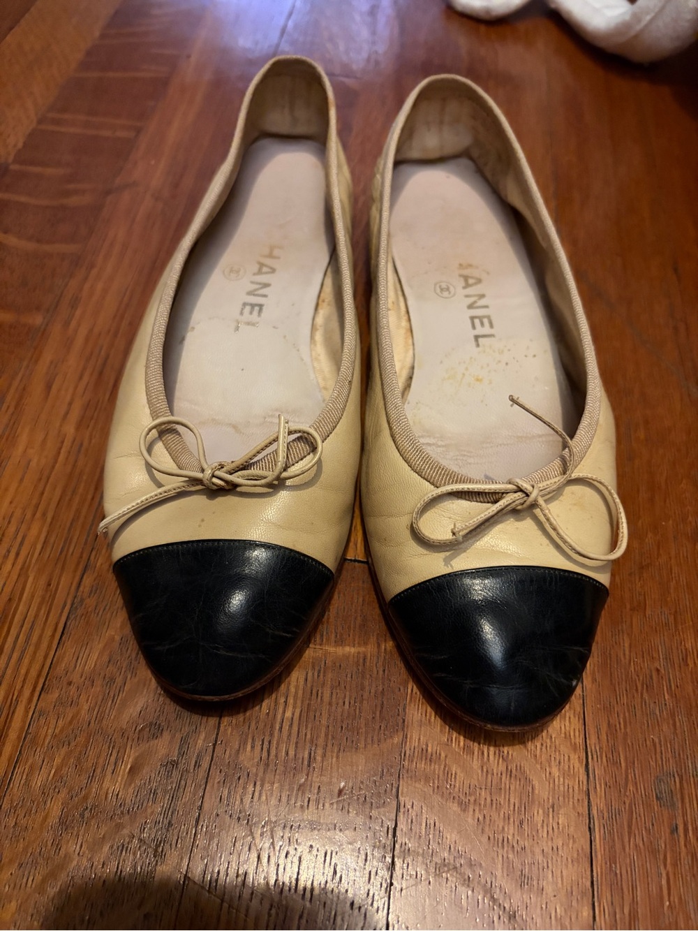 CHANEL Two-Tone Cream Leather Ballet Flats with Black Cap Toe and Bow